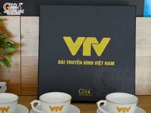 Bộ ấm chén phú quý men trắng kẻ chỉ vàng kim in logo VTV, 500ml