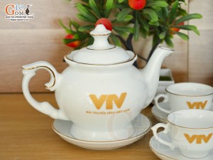 Bộ ấm chén phú quý men trắng kẻ chỉ vàng kim in logo VTV, 500ml