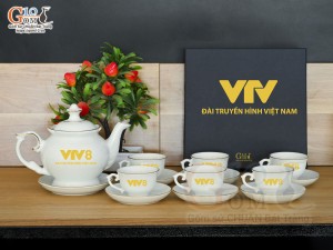 Bộ ấm chén phú quý men trắng kẻ chỉ vàng kim in logo VTV8, 500ml