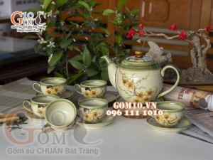 Bộ ấm chén quả đào men vuốt, vẽ hoa mai vàng 600ml