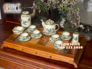 Bộ ấm chén quả đào men vuốt, vẽ tre xanh 750ml, 3 món phụ kiện