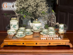 Bộ ấm chén quả đào men vuốt, vẽ tre xanh 750ml, 3 món phụ kiện