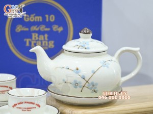 Bộ ấm chén quả hồng dẹt men kem vẽ hoa đào xanh inlogo