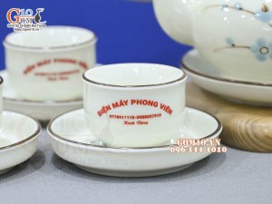 Bộ ấm chén quả hồng dẹt men kem vẽ hoa đào xanh inlogo