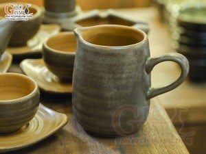 Bộ ấm chén quả hồng gốm ganh khắc mai vàng đầy đủ phụ kiện, 350ml