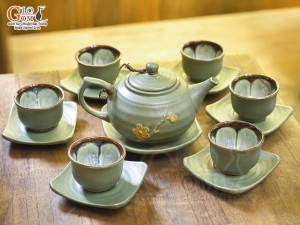 Bộ ấm chén quả hồng men hỏa biến khắc mai vàng chén lòng hoa, 350ml