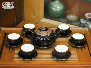 Bộ ấm chén quả hồng men hỏa biến mật ong kẻ chỉ vàng, 400ml