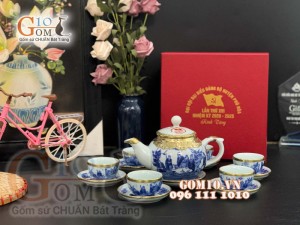 Bộ ấm chén quả hồng men lam cổ họa tiết Trúc Lâm Thất Hiền bọc đồng - in logo