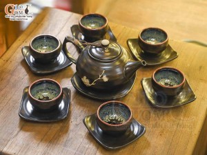 Bộ ấm chén quả hồng men nâu ganh khắc mai vàng, 350ml