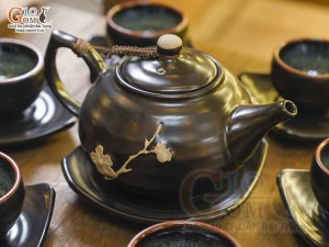 Bộ ấm chén quả hồng men nâu ganh khắc mai vàng, 350ml