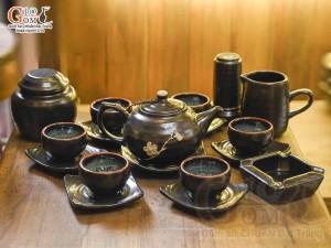 Bộ ấm chén quả hồng men nâu ganh khắc mai vàng đầy đủ phụ kiện, 350ml