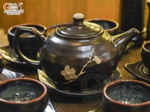 Bộ ấm chén quả hồng men nâu ganh khắc mai vàng đầy đủ phụ kiện, 350ml