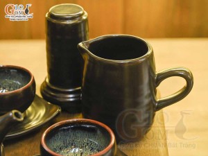 Bộ ấm chén quả hồng men nâu ganh khắc mai vàng đầy đủ phụ kiện, 350ml