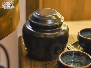 Bộ ấm chén quả hồng men nâu ganh khắc mai vàng đầy đủ phụ kiện, 350ml