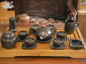 Bộ ấm chén quả hồng men nâu ganh khắc mai vàng đầy đủ phụ kiện, 350ml