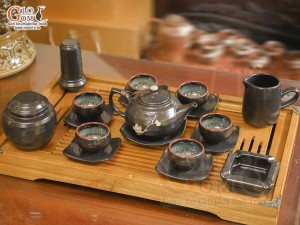 Bộ ấm chén quả hồng men nâu ganh khắc mai vàng đầy đủ phụ kiện, 350ml