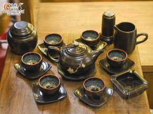 Bộ ấm chén quả hồng men nâu ganh khắc mai vàng đầy đủ phụ kiện, 350ml