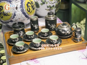 Bộ ấm chén quả hồng men rêu khắc hoa đào, bọc đồng, đầy đủ phụ kiện