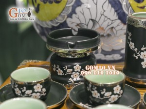 Bộ ấm chén quả hồng men rêu khắc hoa đào, bọc đồng, đầy đủ phụ kiện