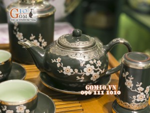 Bộ ấm chén quả hồng men rêu khắc hoa đào, bọc đồng, đầy đủ phụ kiện