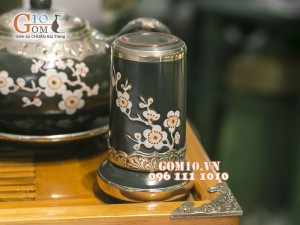 Bộ ấm chén quả hồng men rêu khắc hoa đào, bọc đồng, đầy đủ phụ kiện