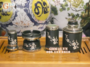 Bộ ấm chén quả hồng men rêu khắc hoa đào, bọc đồng, đầy đủ phụ kiện