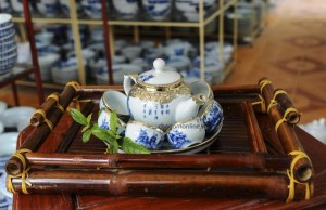 Bộ ấm chén quả hồng vẽ TLTH, men lam cổ bọc đồng