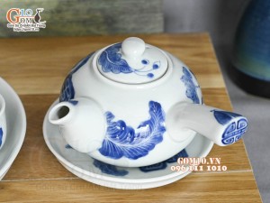 Bộ ấm chén quai ngang men lam cổ vẽ Mai Thọ khay tròn, 280ml