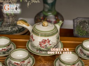 Bộ ấm chén quai ngang men vuốt, vẽ sen, đầy đủ phụ kiện