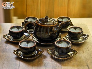Bộ ấm chén quai tròn đen men hỏa biến gấm quẹt màu mật ong, chén lòng hoa 350ml