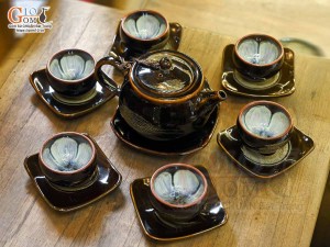 Bộ ấm chén quai tròn đen men hỏa biến gấm quẹt màu mật ong, chén lòng hoa 350ml