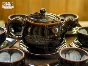 Bộ ấm chén quai tròn đen men hỏa biến gấm quẹt màu mật ong, chén lòng hoa 350ml