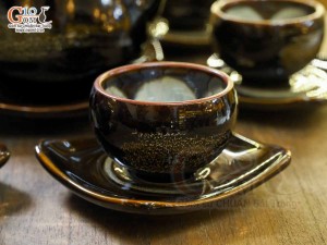 Bộ ấm chén quai tròn đen men hỏa biến gấm quẹt màu mật ong, chén lòng hoa 350ml