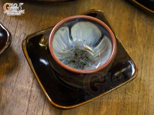 Bộ ấm chén quai tròn đen men hỏa biến gấm quẹt màu mật ong, chén lòng hoa 350ml