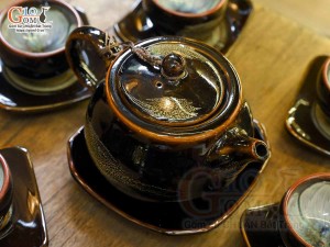 Bộ ấm chén quai tròn đen men hỏa biến gấm quẹt màu mật ong, chén lòng hoa 350ml