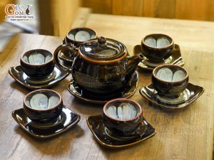 Bộ ấm chén quai tròn đen men hỏa biến gấm quẹt màu mật ong, chén lòng hoa 350ml