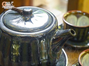 Bộ ấm chén quai tròn men hỏa biến xanh rêu, chén lòng hoa 350ml