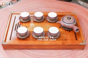 Bộ ấm chén dáng dẹt quai ngang gốm hồng sa, khắc màu, 300ml