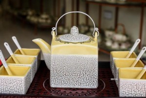 Bộ ấm chén rạn dáng vuông to