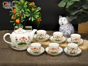 Bộ ấm chén dáng quả hồng men kem vẽ Sen đỏ, 350ml