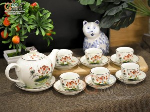 Bộ ấm chén dáng quả hồng men kem vẽ Sen đỏ, 350ml