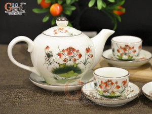 Bộ ấm chén dáng quả hồng men kem vẽ Sen đỏ, 350ml