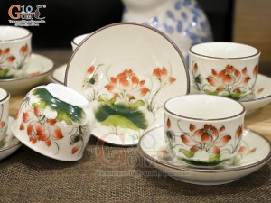 Bộ ấm chén dáng quả hồng men kem vẽ Sen đỏ, 350ml