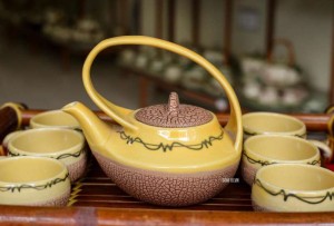 Bộ ấm chén thiên nga rạn, khay tre