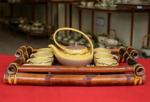 Bộ ấm chén thiên nga rạn, khay tre