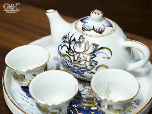 Bộ ấm chén thờ 3 chén men lam vẽ Sen Đại Cát vẽ vàng