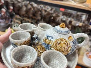 Bộ ấm chén thờ 5 chén men rạn đắp nổi sen Tài Vượng