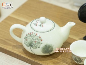 Bộ ấm chén thờ men kem vẽ Bồ Công Anh