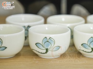 Bộ ấm chén thờ men kem vẽ Sen Xanh, khay vuông
