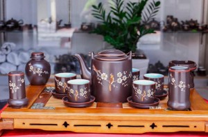 Bộ ấm chén tích hoa mai trắng - men nâu - chỉ đỏ và đầy đủ phụ kiện